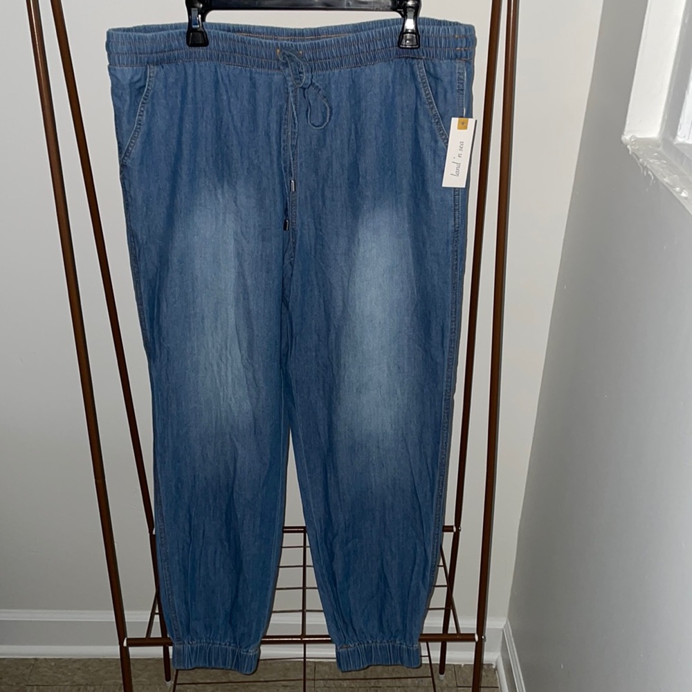 Medium-wash jogger style jean pant
